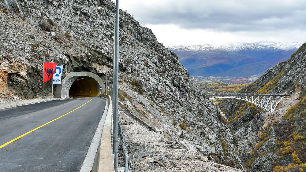 295 mln lekë për ndricimin e rrugës së Arbërit dhe Tunelit të Murrizit, OSSH hap tenderin 